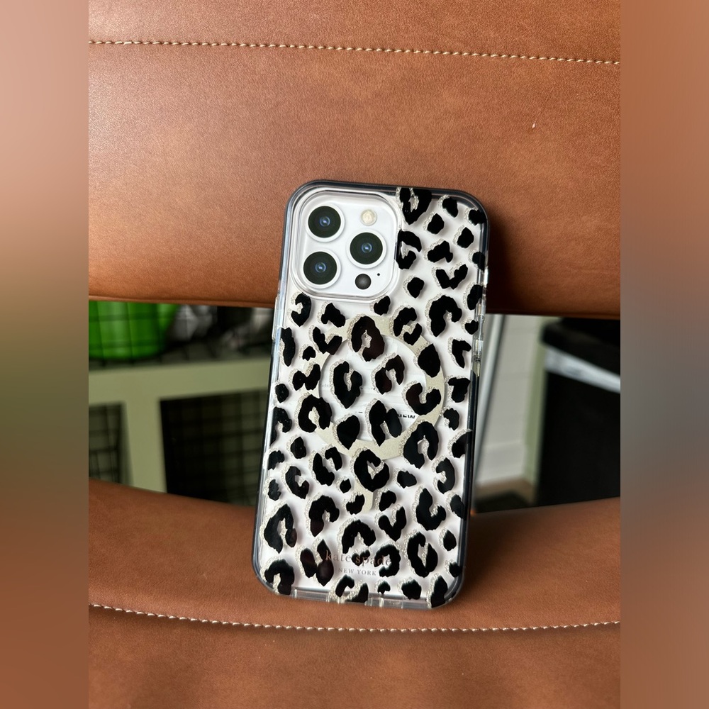 Kate Spade New York Defensive Hardshell Case w/MagSafe for iPhone-City Leopard